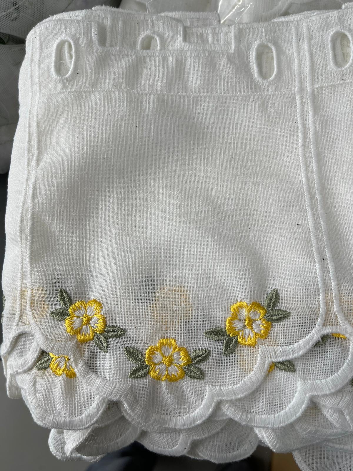 Mantovanina ricamata con fiori gialli