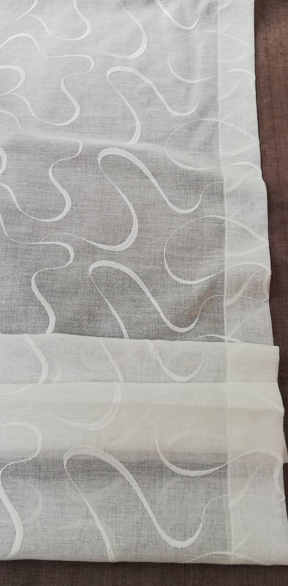 Tendina confezionata a vetro larga 60 cm  ricamata disegno con onde di colore bianco, grigio , beige e blu