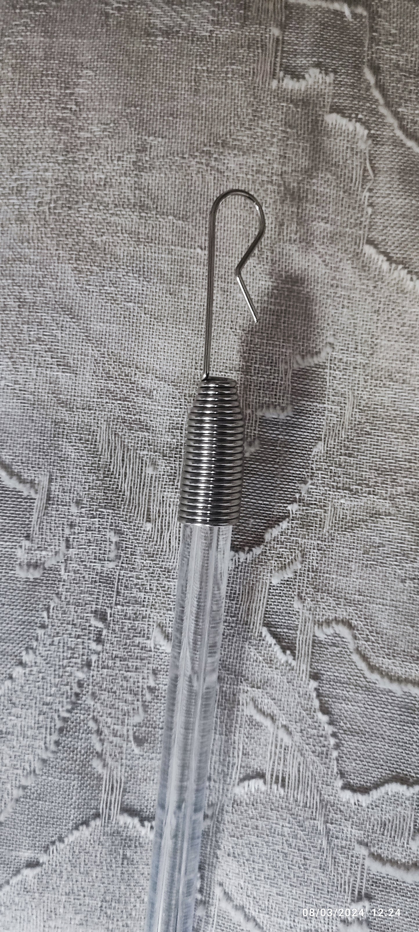 Curtain pull/whip with metal hook and 1.50m high handle