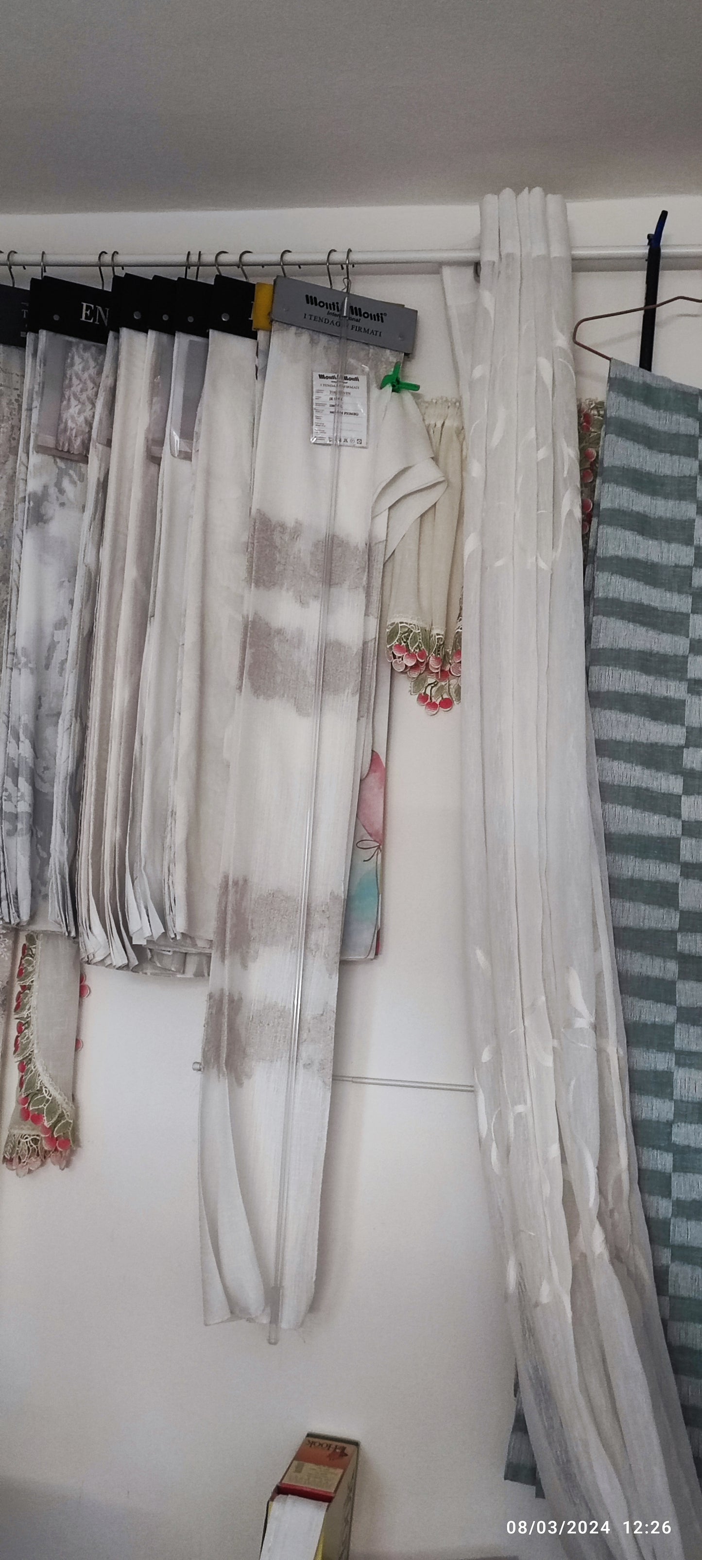 Curtain pull/whip with metal hook and 1.50m high handle