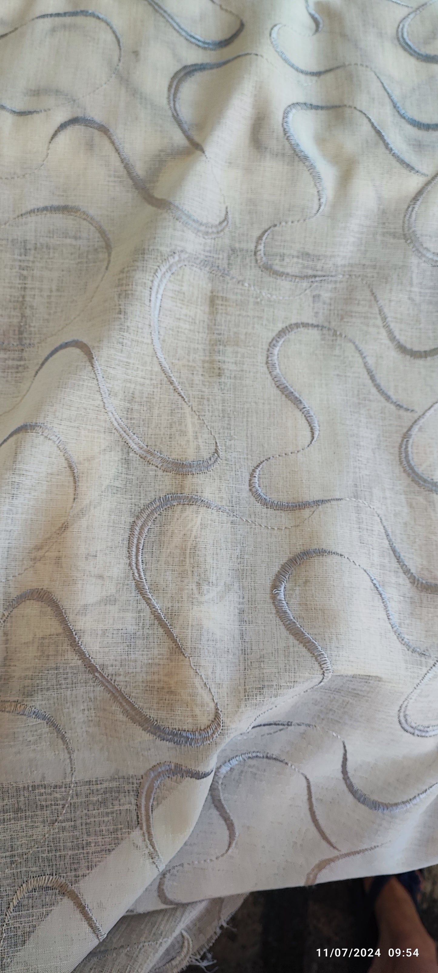 Tendina confezionata a vetro larga 60 cm  ricamata disegno con onde di colore bianco, grigio , beige e blu