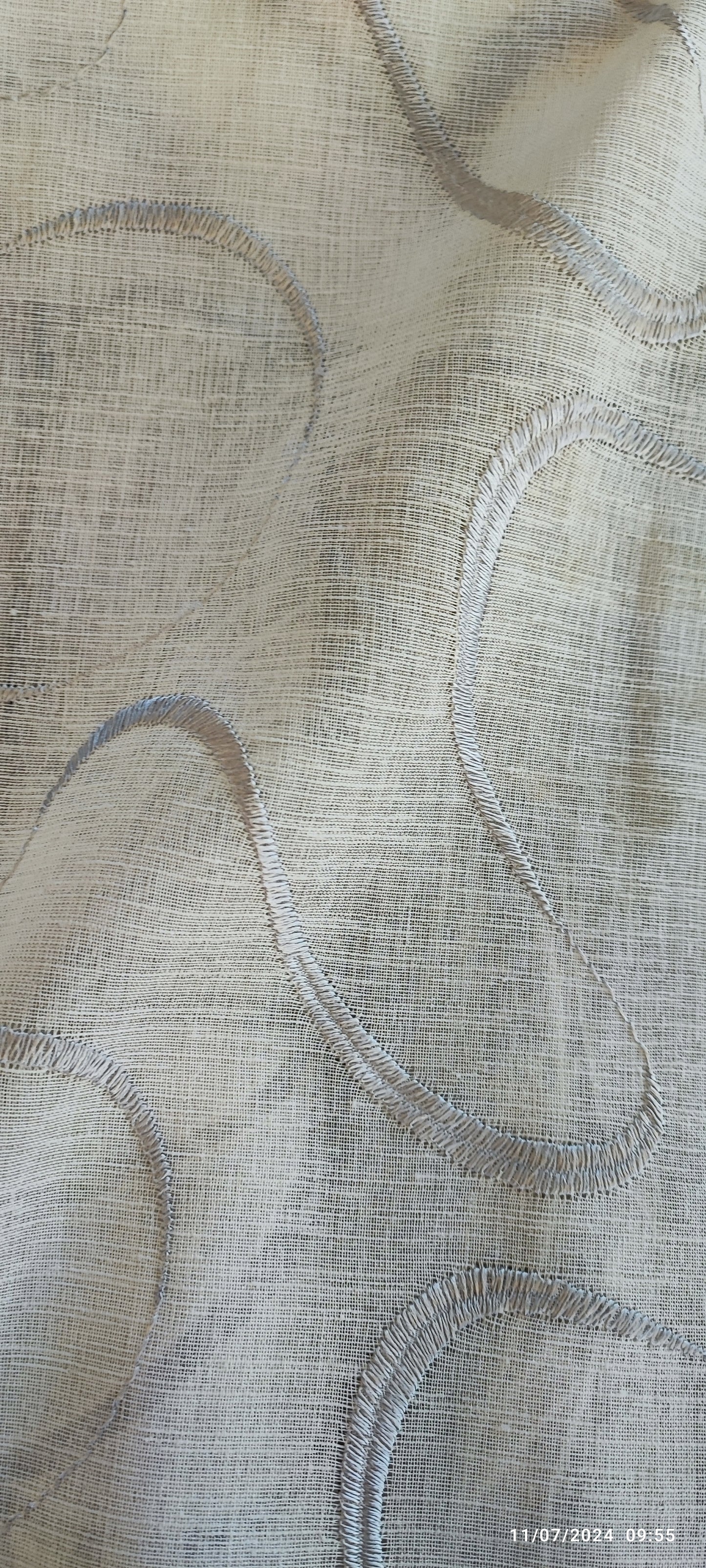 Tendina confezionata a vetro larga 60 cm  ricamata disegno con onde di colore bianco, grigio , beige e blu