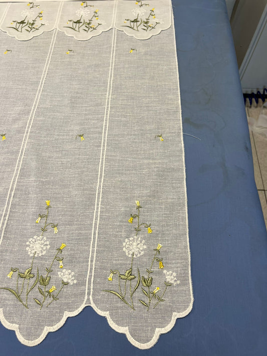Tendina tirolese h 60,  h 90 h 150 ,h 240  e mantovanina h 25 Campanula gialla,rossa e blu ricamata in rilievo disegnata e progettata in Italia