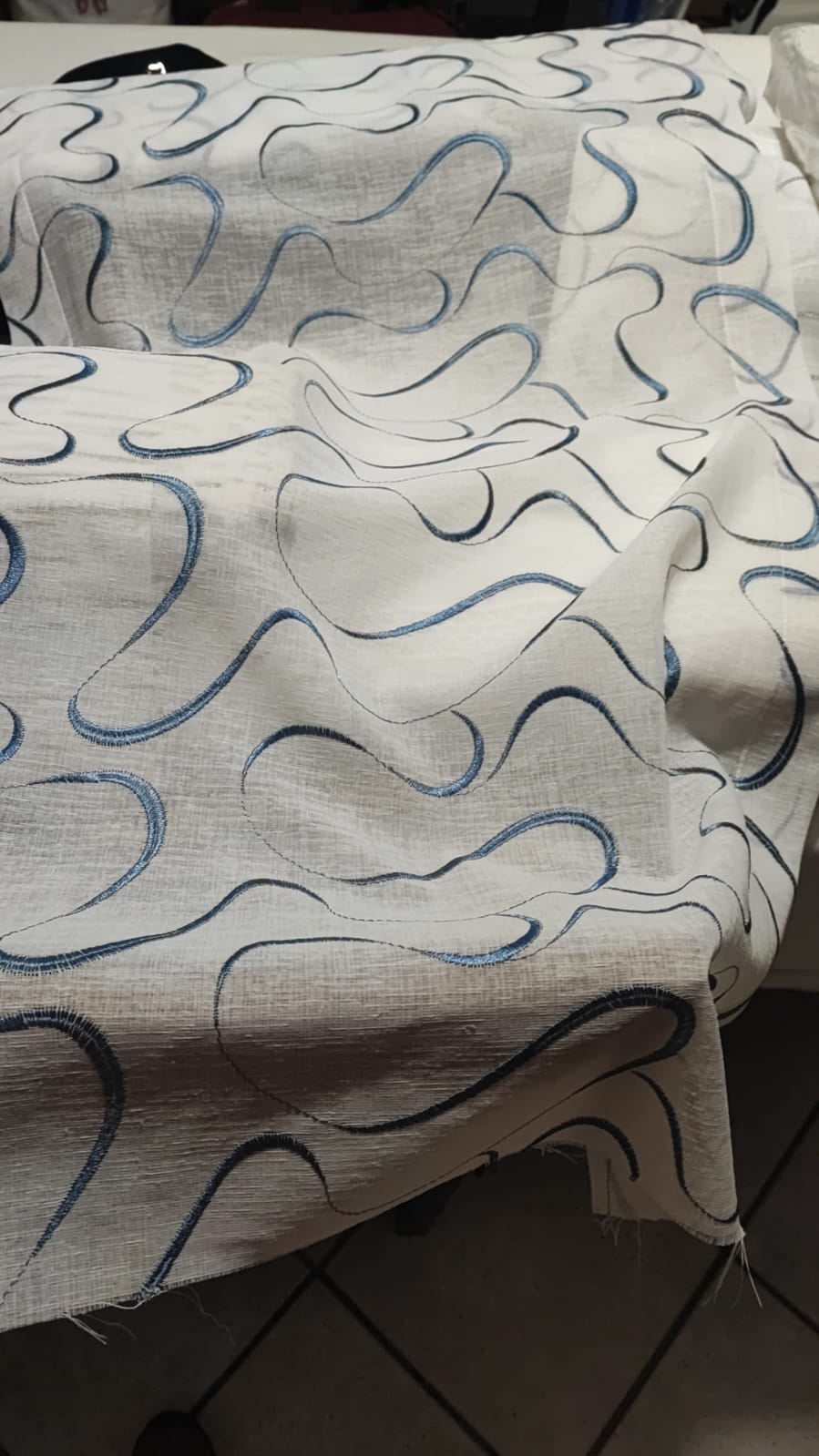Tendina confezionata a vetro larga 60 cm  ricamata disegno con onde di colore bianco, grigio , beige e blu