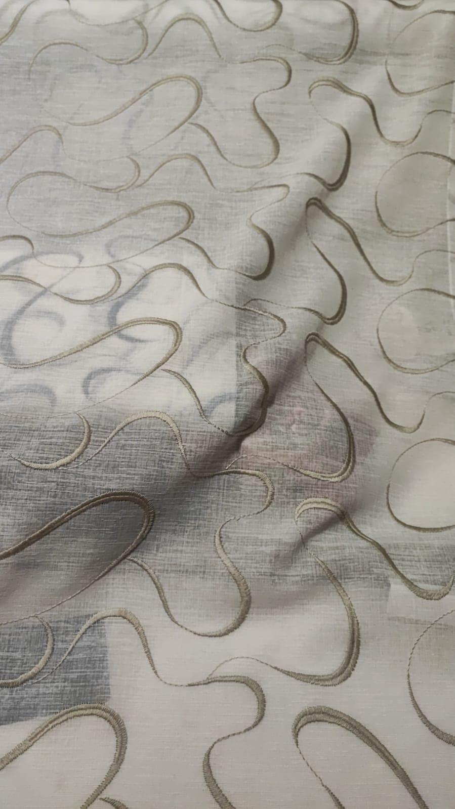 Tendina confezionata a vetro larga 60 cm  ricamata disegno con onde di colore bianco, grigio , beige e blu