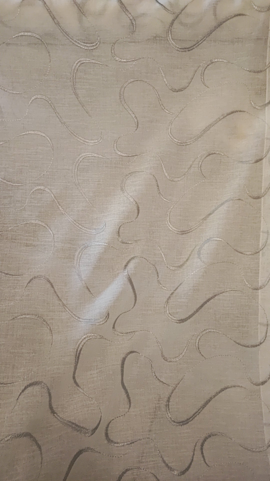 Tendina confezionata a vetro larga 60 cm  ricamata disegno con onde di colore bianco, grigio , beige e blu