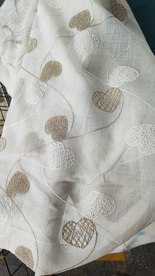 Tendina a vetro ricamata in rilievo con i cuori larga 45 e larga 60 cm colore tortora/bianco , grigio/bianco, e blu/bianca