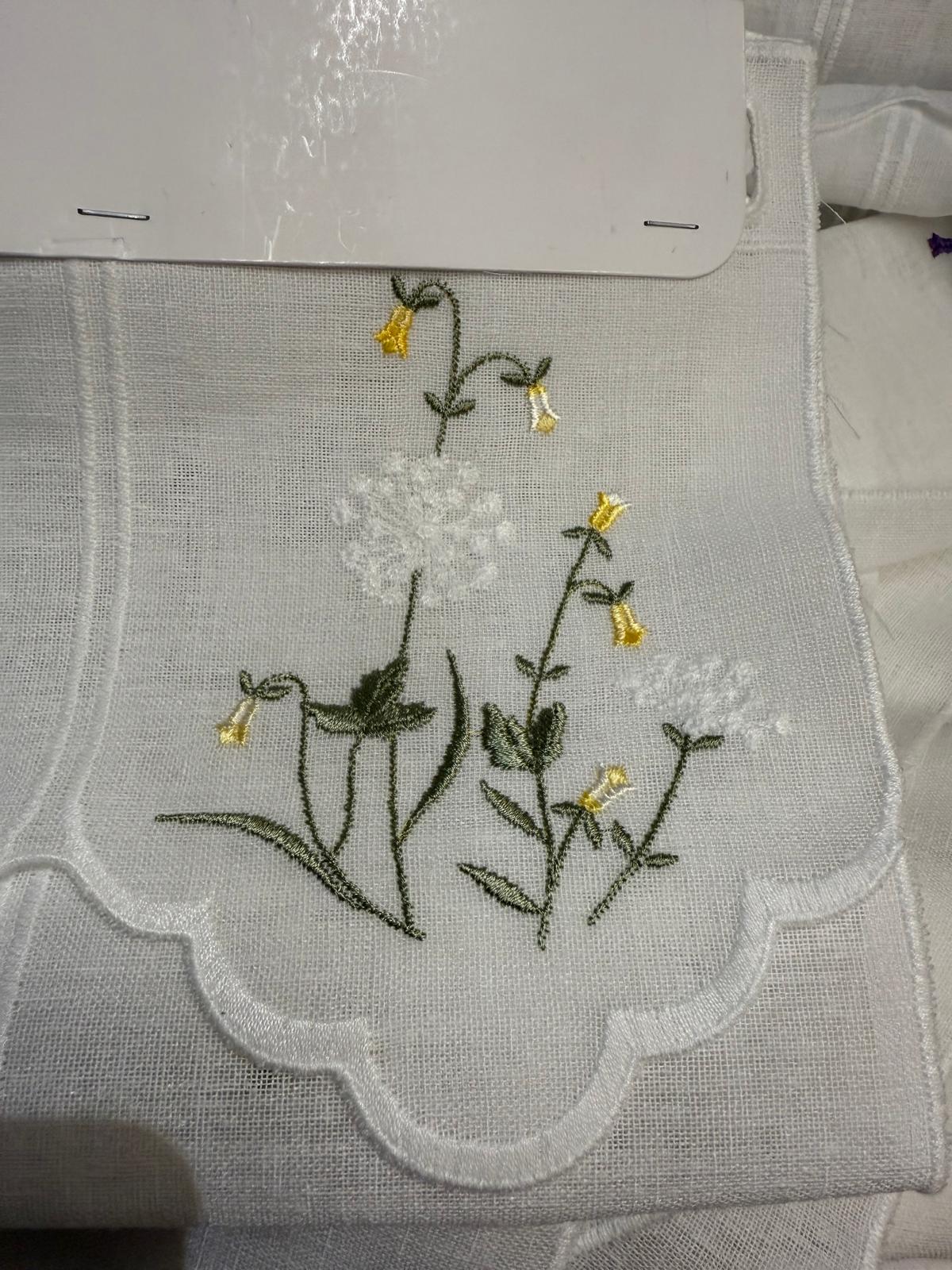 Tendina tirolese h 60,  h 90 h 150 ,h 240  e mantovanina h 25 Campanula gialla,rossa e blu ricamata in rilievo disegnata e progettata in Italia