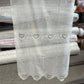 Tendina tirolese h 60 con mantovanina h 24 con cuore ricamato in rilievo con macramè .