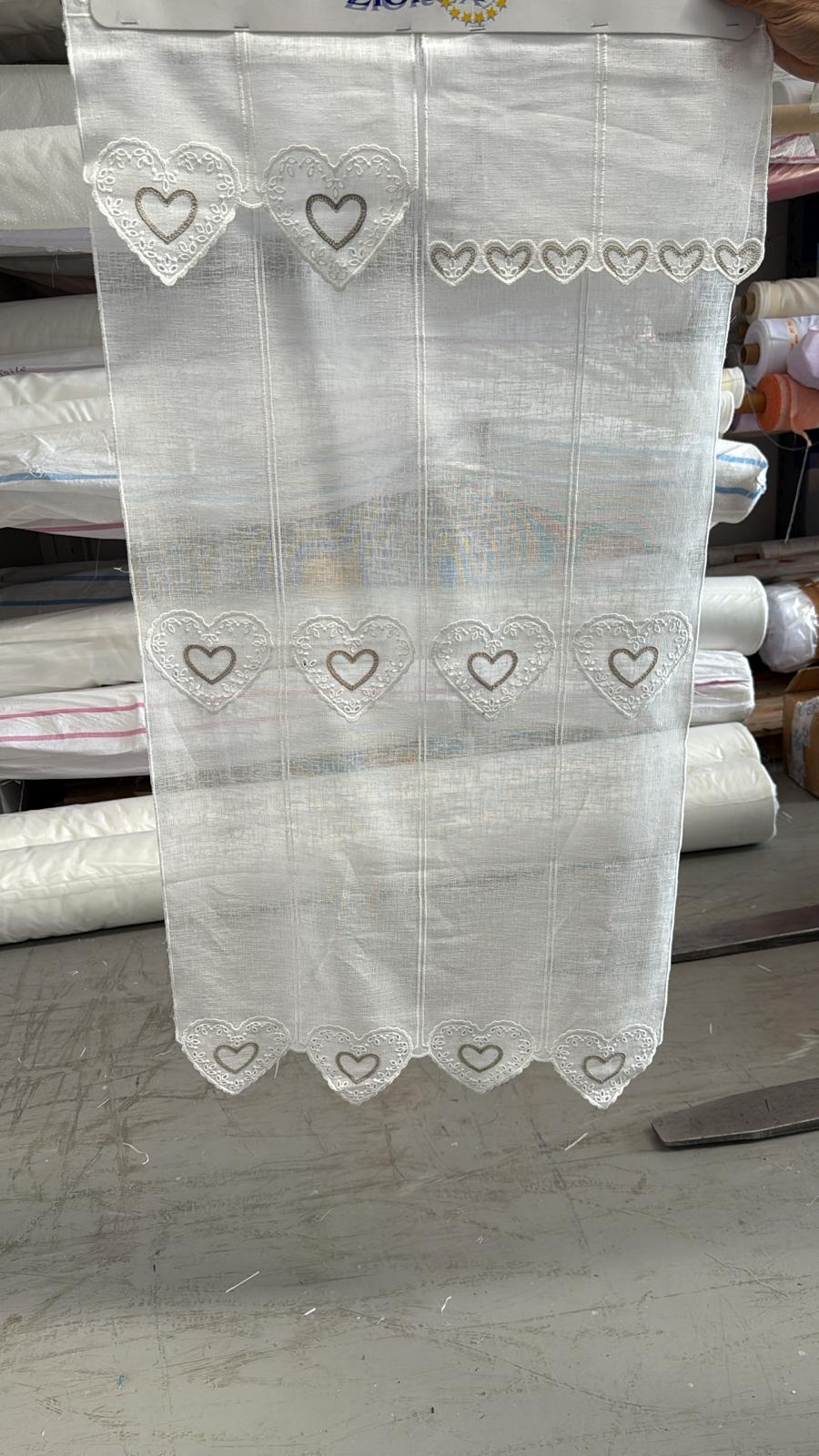 Tendina tirolese h 60 con mantovanina h 24 con cuore ricamato in rilievo con macramè .
