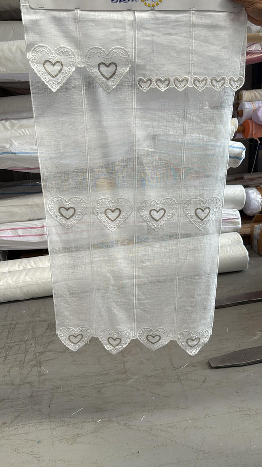 Tendina tirolese h 60 con mantovanina h 24 con cuore ricamato in rilievo con macramè .