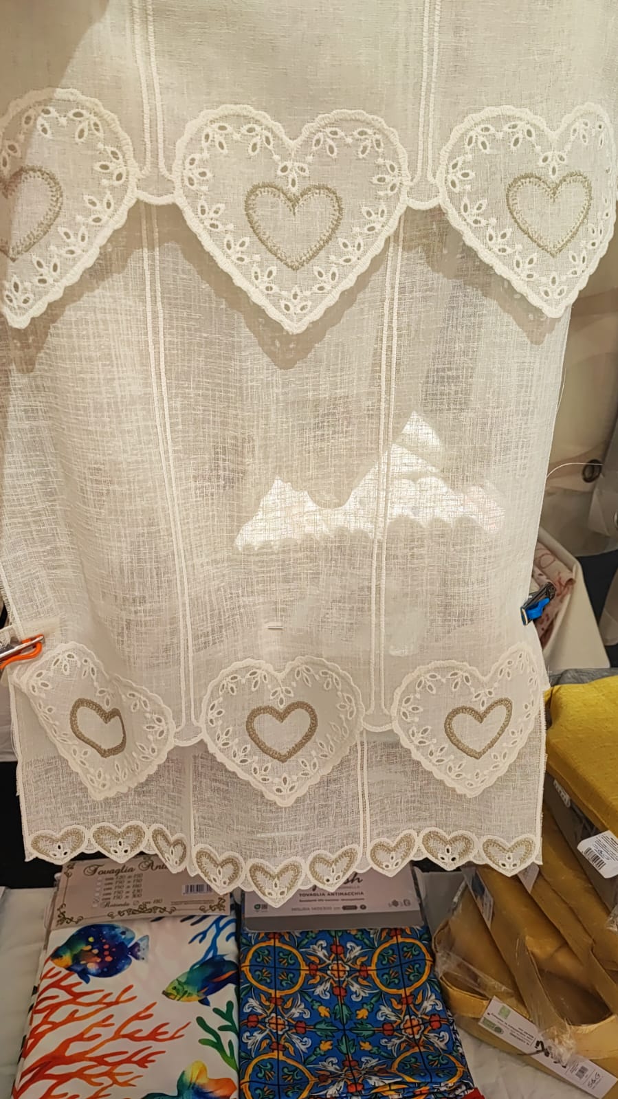 Tendina tirolese h 60 con mantovanina h 24 con cuore ricamato in rilievo con macramè .
