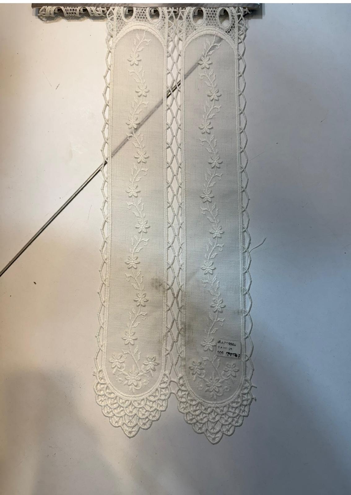 Tendina tirolese h 60 lino e macramè, ricamata in rilievo produzione italiana