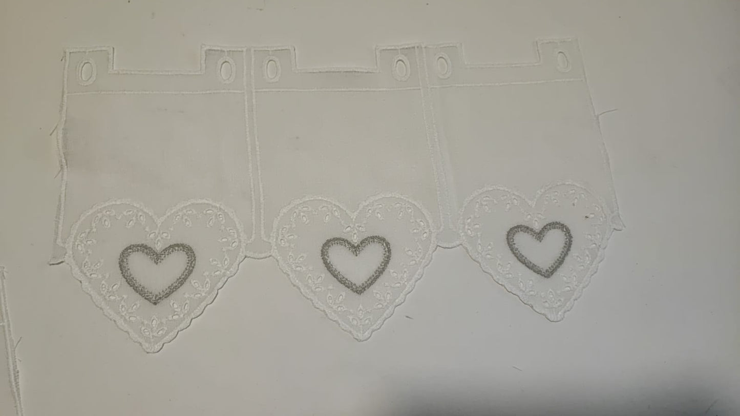 Tendina tirolese h 60 con mantovanina h 24 con cuore ricamato in rilievo con macramè .
