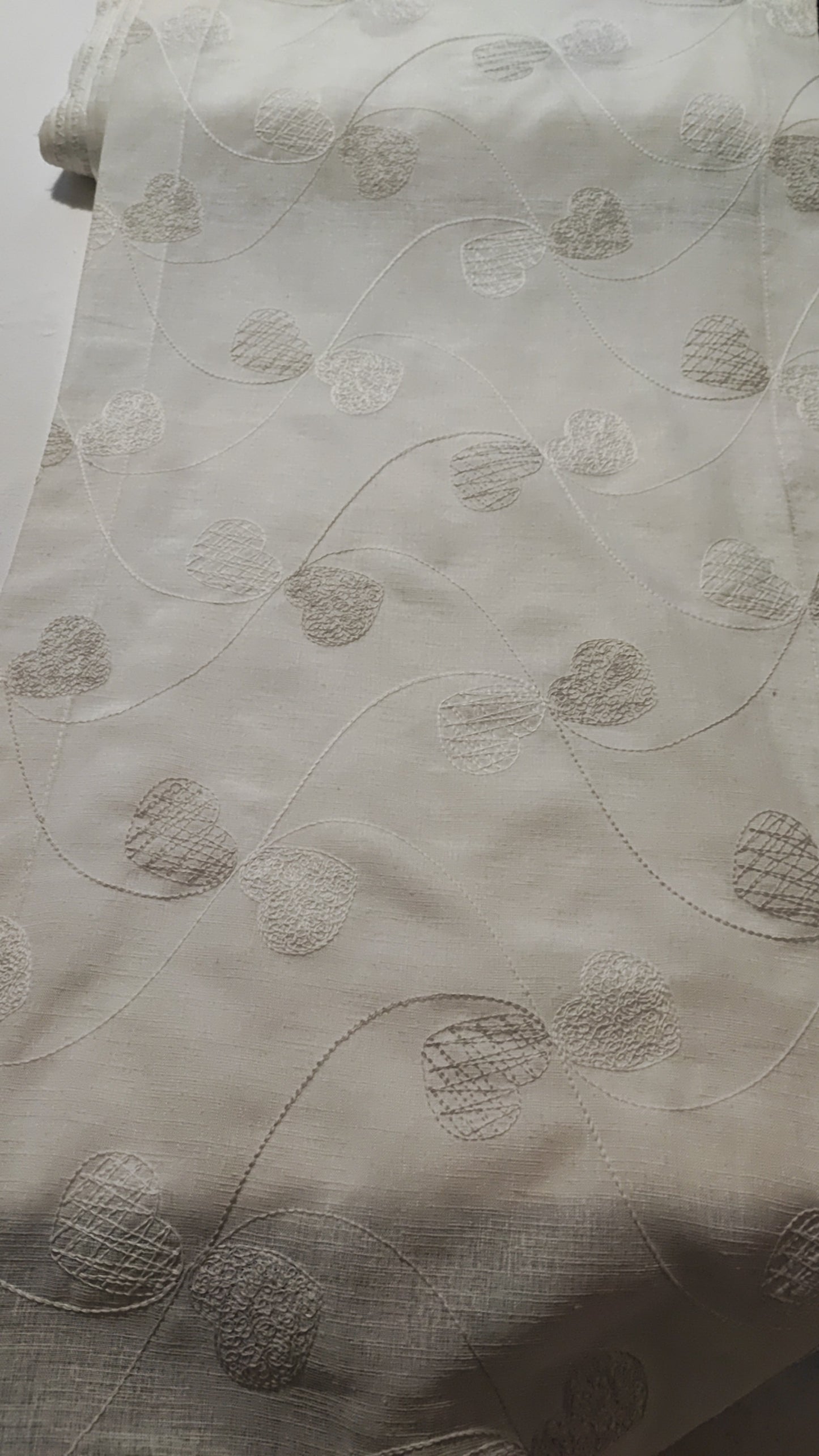 Glass curtain embroidered in relief with hearts, 45 cm wide and 60 cm wide