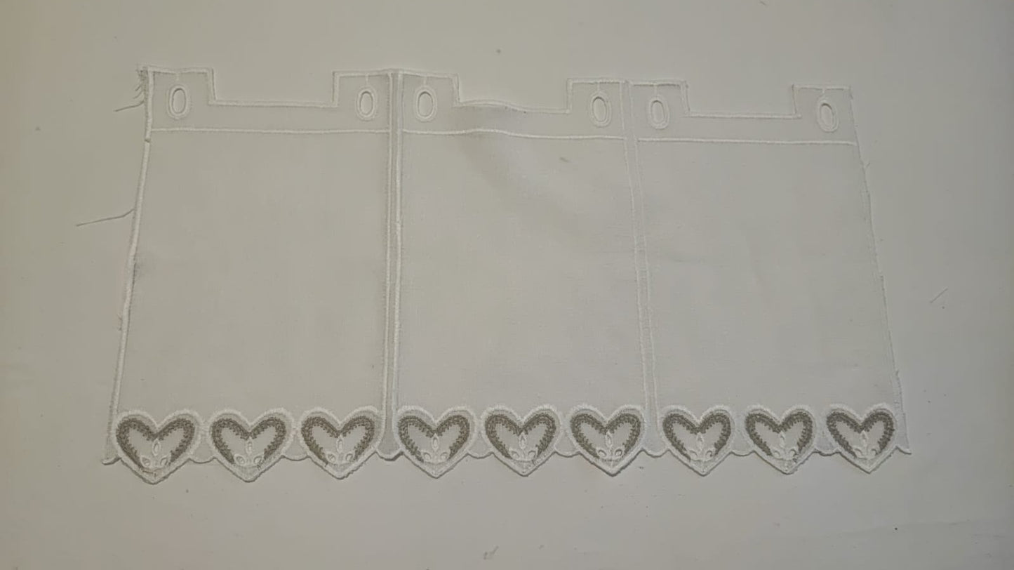 Tendina tirolese h 60 con mantovanina h 24 con cuore ricamato in rilievo con macramè .