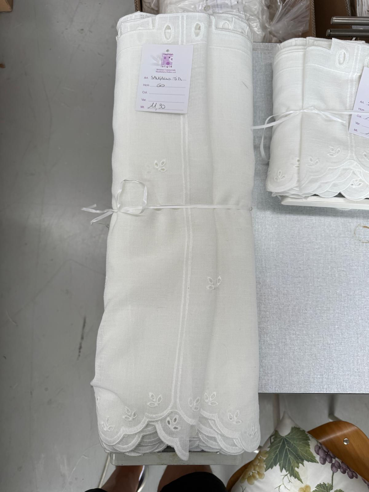 Tendina tirolese H 60  e mantovana h 25 ricamata in rilievo san gallo produzione italiana